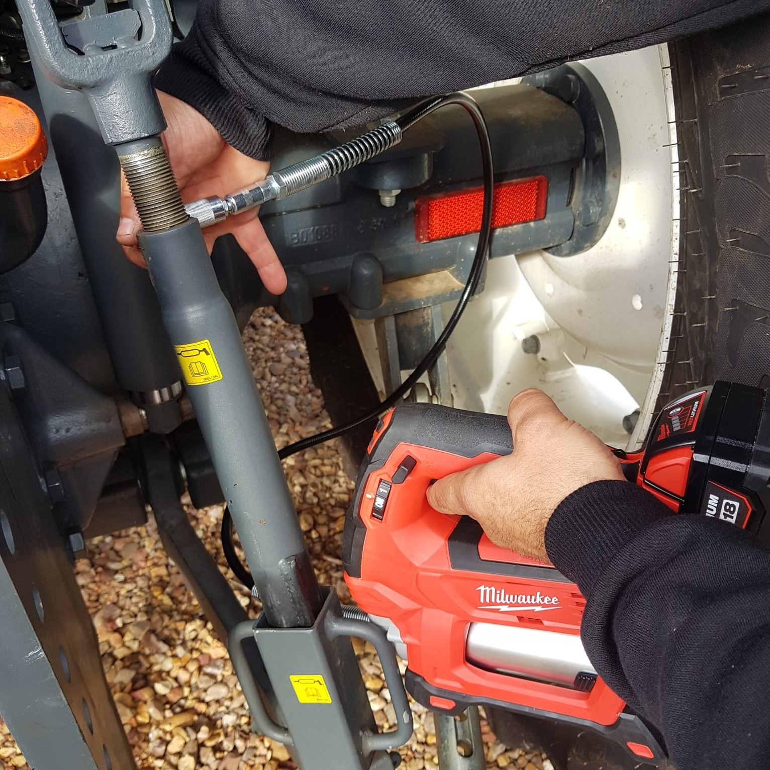 Pistola-engrasadora-Milwaukee-M18-a-batería